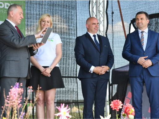 Premiera platformy eDWIN. Na scenie stoją cztery osoby, w tym minister rolnictwa, który trzyma laptop.