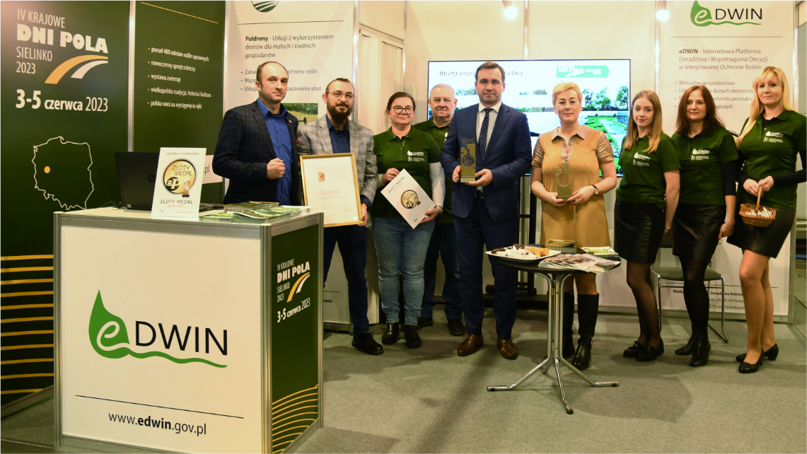 Zdjęcie doradców i dyrekcji WODR ze Złotymi Medalami na stoisku eDWIN.